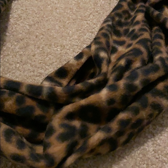Cozy leopard infinity scarf - Picture 2 of 3